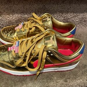 Preowned Trump Gold & Red Nike Dunks with Flag Details. Beautiful and stylish 🇺🇸